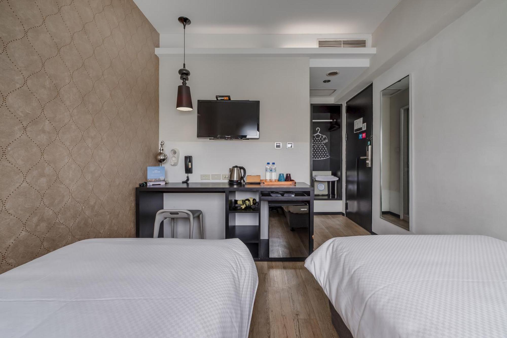 Check Inn Express Kaohsiung Love River Exterior photo