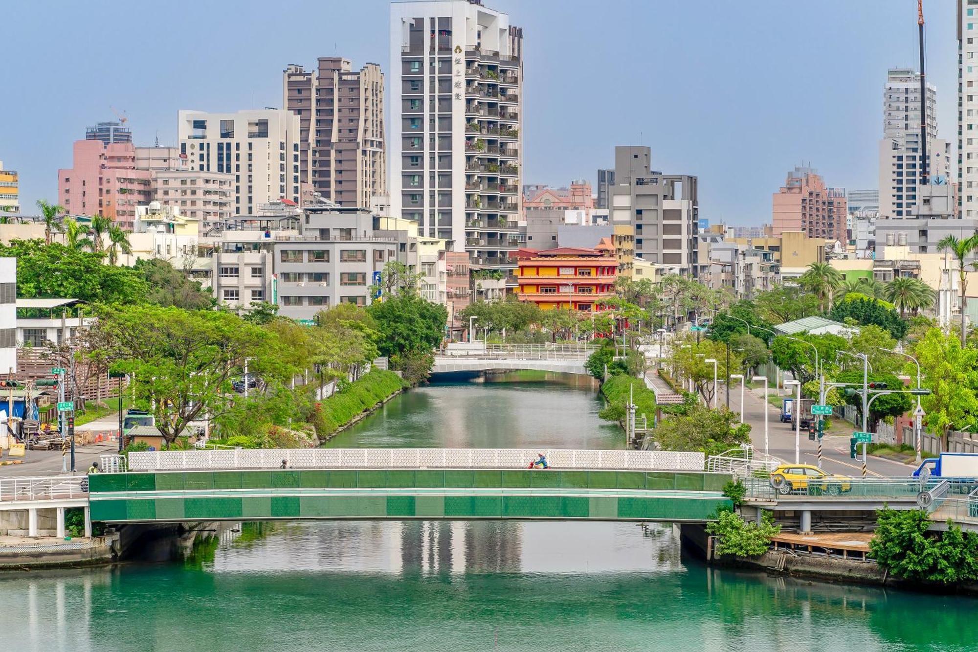 Check Inn Express Kaohsiung Love River Exterior photo