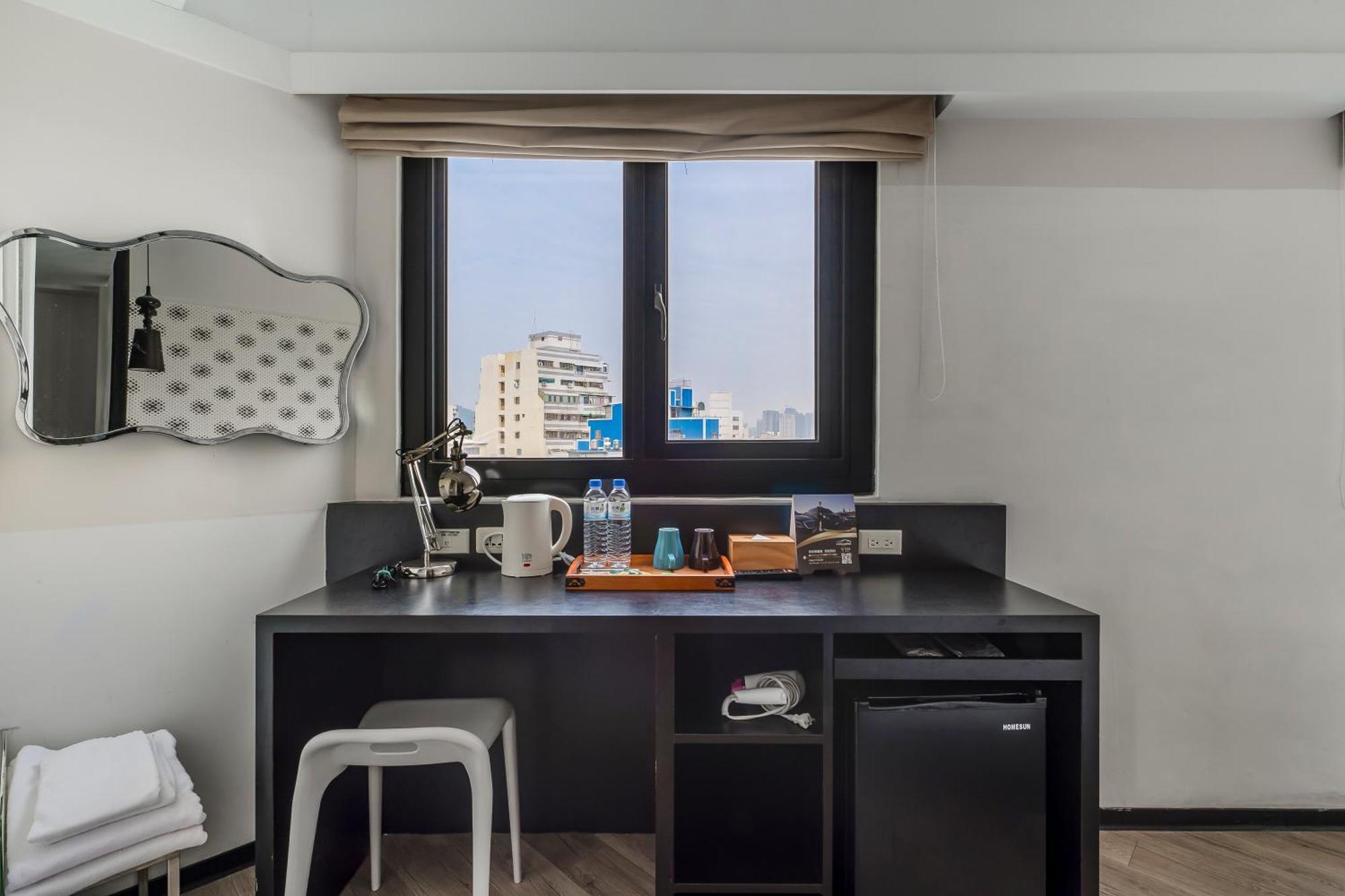 Check Inn Express Kaohsiung Love River Exterior photo