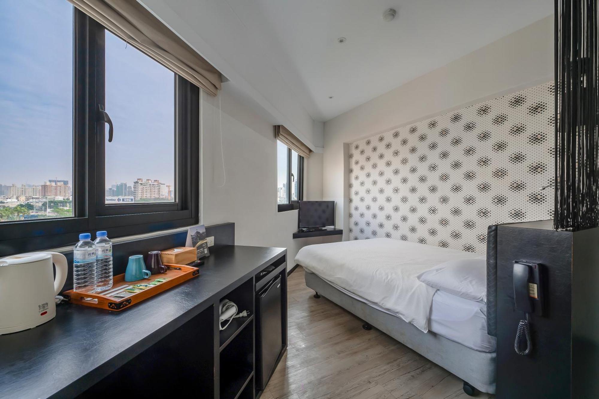 Check Inn Express Kaohsiung Love River Exterior photo